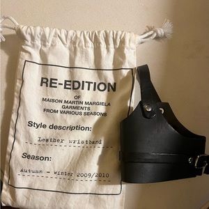 Margiela H&M collaboration.
Extremely unique and rare. Black leather wrist cuff